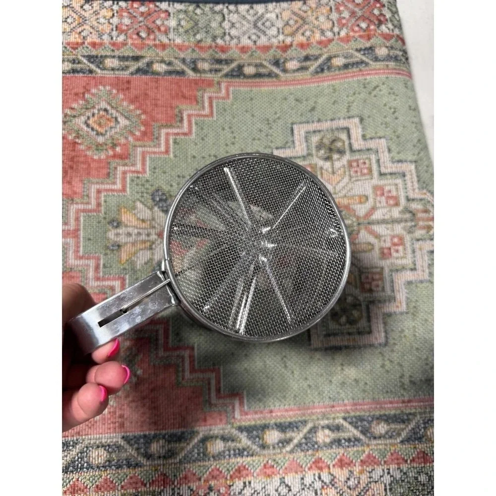 Stainless Steel Flour Sifter Manual Squeeze Handle Fine Mesh Baking Tool Silver